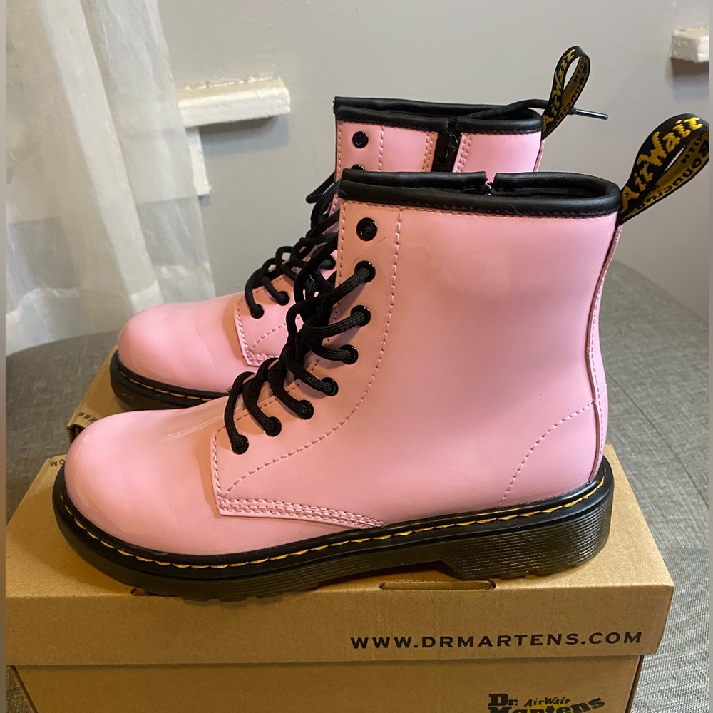 DR MARTENS JUNIOR 1460 PALE PINK PATENT LEATHER LACE UP BOOTS (YOUTH)